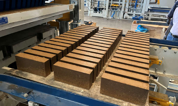 ZN1500 အပြည့်အဝအလိုအလျောက်အုတ်ပြုလုပ်စက်သည် Sludge အရင်းအမြစ်အသုံးချမှုတွင်အရှေ့တရုတ်ဖောက်သည်အားခွန်အားပေးသည်